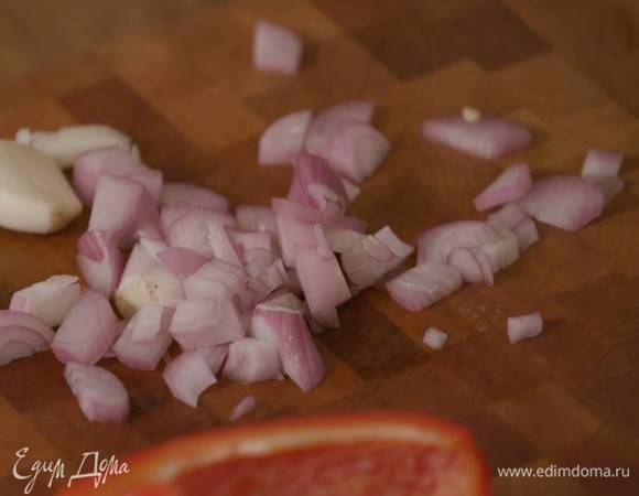 Шалот почистить и мелко порубить.