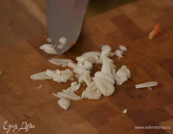 Чеснок почистить, раздавить плоской стороной ножа и порезать.