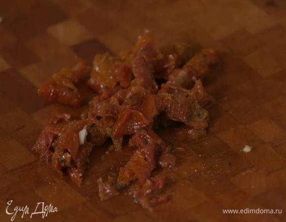 Вяленые помидоры мелко нарезать.