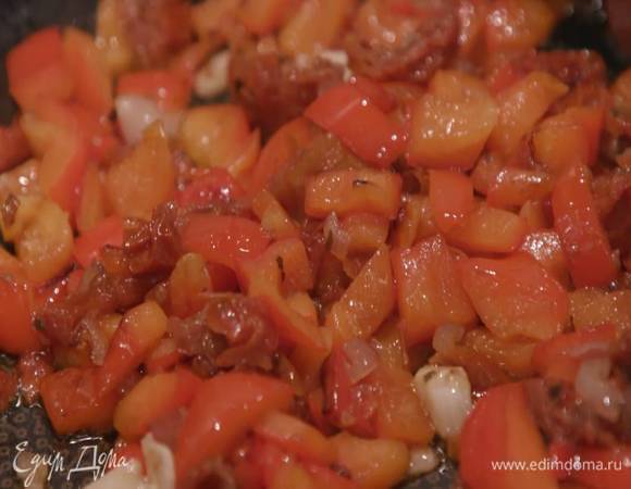 Приготовить соус: разогреть в сковороде оливковое масло и обжарить сладкий перец до золотистого цвета, добавить шалот, посолить и слегка обжарить, затем добавить вяленые помидоры, чеснок, перемешать и еще немного обжарить.
