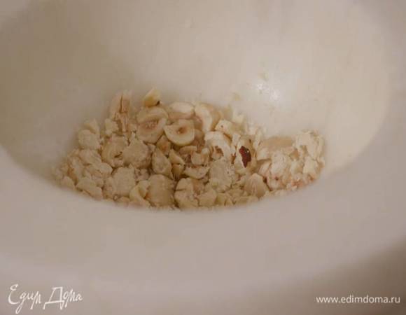 Фундук измельчить в ступке.