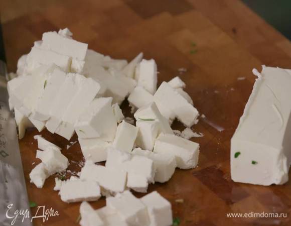 Фету нарезать маленькими кубиками.