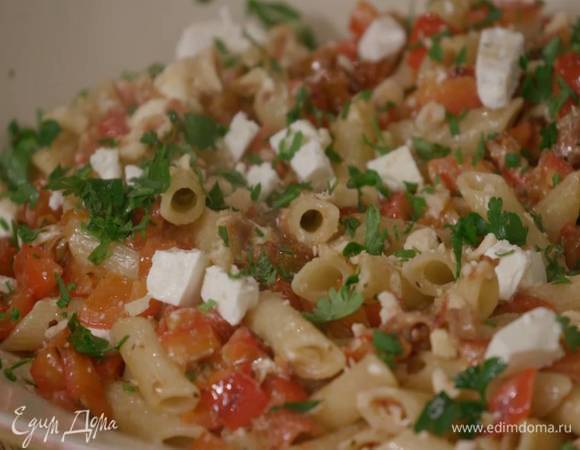 Выложить пасту в глубокое блюдо, добавить оставшуюся фету, посыпать измельченными орехами и петрушкой.