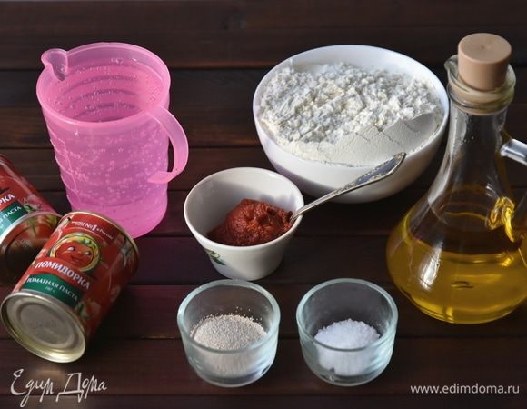 Подготовить необходимые продукты: минеральную воду, дрожжи, муку, соль, оливковое масло, томатную пасту ТМ «Помидорка», розмарин, немного морской соли, томаты черри, сахар.