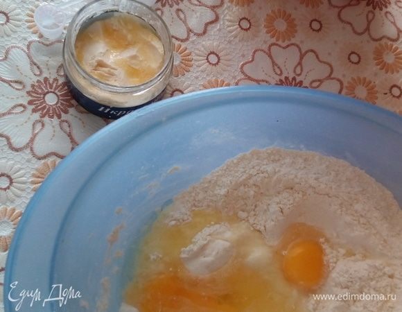 Смешать в миске все ингредиенты, масло сливочное должно быть мягким. Перемешать, замесить некрутое тесто, убрать в холодильник, пока готовите начинку.