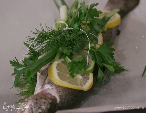 Внутрь каждой тушки поместить несколько долек лимона и лайма, пару перьев зеленого лука, 2–3 веточки укропа и петрушки, затем рыбу посолить и поперчить, выложить на нее оставшиеся цитрусовые и зелень, скрепить тушки пищевой ниткой и сбрызнуть оливковым маслом.
