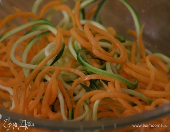 Цукини и морковь нарезать тонкой длинной соломкой и промокнуть бумажным полотенцем.