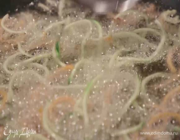 Разогреть в глубокой сковороде оливковое масло и обжарить нарезанные овощи до золотистого цвета.