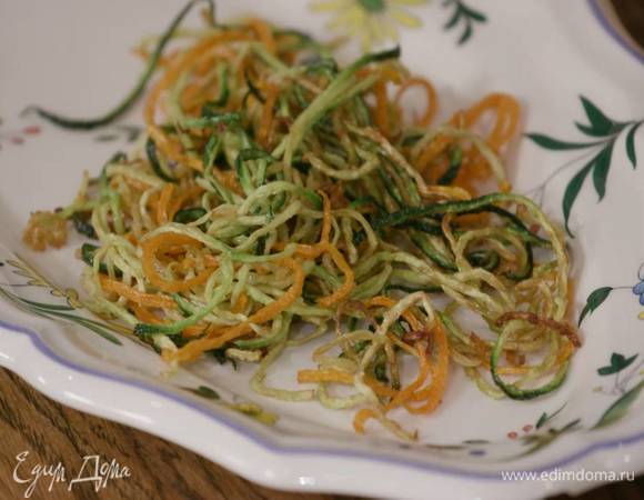 Выложить обжаренные овощи на бумажное полотенце, чтобы удалить излишки жира, и посолить.