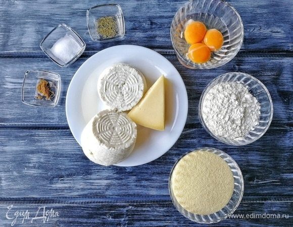 Как я обозначила в начале рецепта, ньокки готовятся особым образом, поэтому с них и начинаем. Для их приготовления необходимо взять рикотту, пармезан, семолину, муку, яйцо, желтки, травы, соль и перец черный молотый по вкусу.