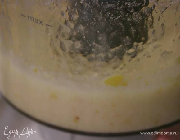 Отваренные лимоны, удалив косточки и грубые кончики, нарезать небольшими кусочками, перемешать с сахаром и взбить все блендером в однородное пюре.