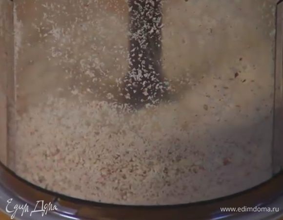 Миндаль измельчить блендером в муку.