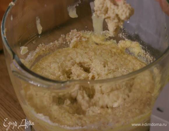 В чашу комбайна вложить лимонное пюре, добавить измельченный миндаль, поленту, 150 г предварительно размягченного сливочного масла, яйца, разрыхлитель и вымешать все крюком для теста.