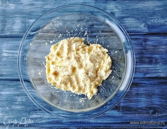 Тщательно перемешиваем все до однородного состояния, но не блендером! Лучше всего это делать руками.