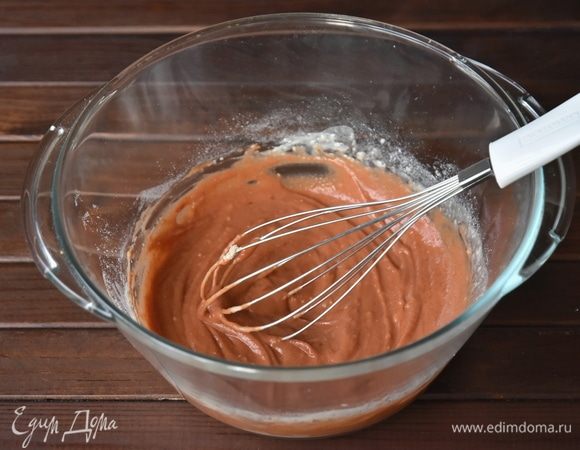 Для опары смешать 50 мл минеральной воды, сахар, 1 ст. л. муки, дрожжи и томатную пасту. Поставить миску в теплое место, накрыв кухонным полотенцем или полиэтиленовой пленкой, на 30 минут.