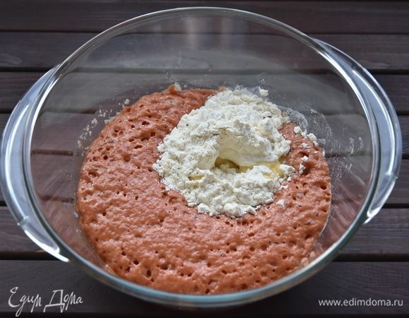 После того, как опара подойдет и образуется пенная шапочка, добавить оставшиеся компоненты (минеральную воду, соль, оливковое масло и муку), замесить тесто. Для замеса теста можно воспользоваться кухонным комбайном.