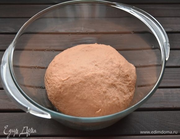 Выложить тесто в миску, смазанную маслом, и оставить в теплом месте для подъема на час.