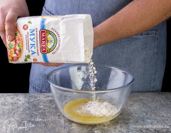 Добавьте муку для итальянской пиццы МAKFA.