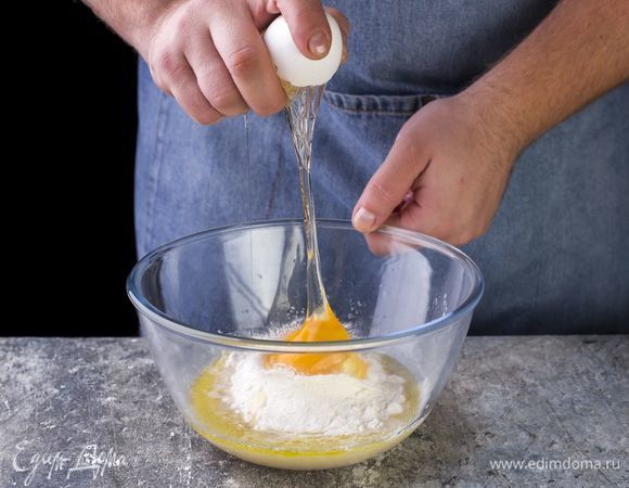 Добавьте яйцо.