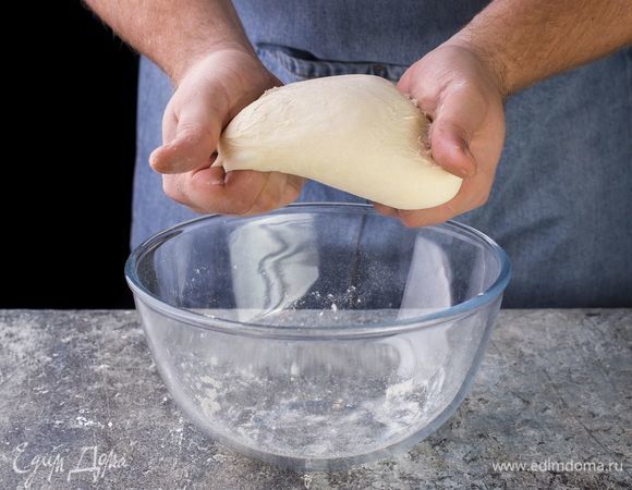 Замесите плотное тесто, накройте крышкой и оставьте на 30 минут.