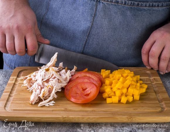 Тыкву нарежьте мелкими кубиками, помидор — кружками, копченую курицу — небольшими кусочками.