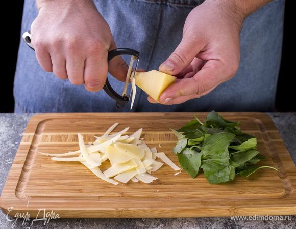 Базилик порвите руками, твердый сыр нарежьте слайсами с помощью овощечистки.