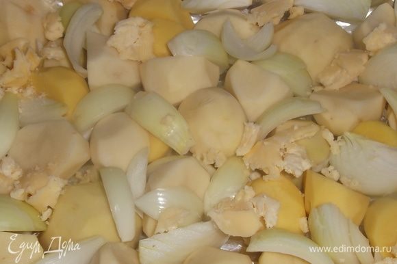 Картофель помыть, почистить, уложить в форму, пересыпая луком и топленым или сливочным маслом. Поставить в разогретую до 200°C духовку на 1 час.