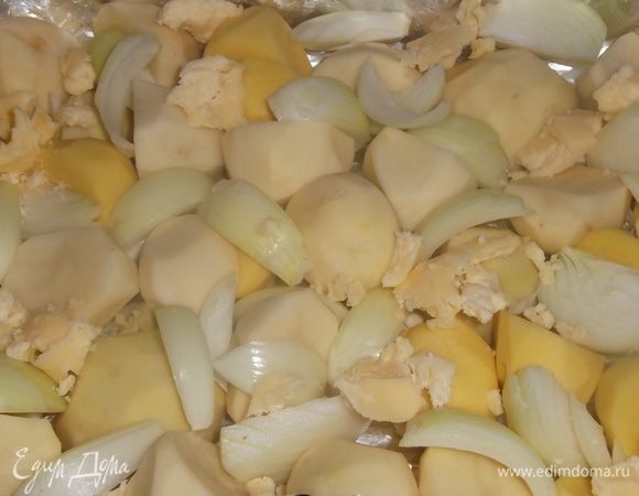 Картофель помыть, почистить, уложить в форму, пересыпая луком и топленым или сливочным маслом. Поставить в разогретую до 200°C духовку на 1 час.