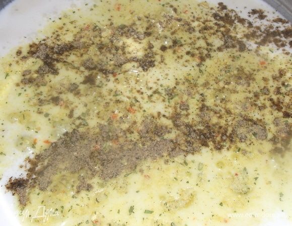 Приготовить заливку. Сметану смешать с водой, добавить чеснок, зелень, перец, сухой бульон.