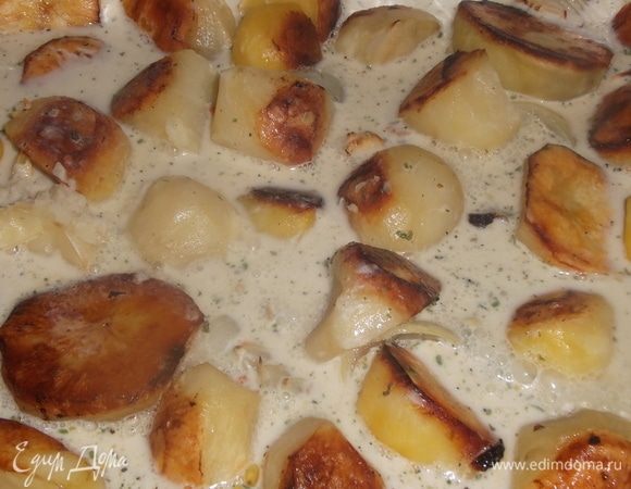 Залить сметанной смесью, отправить обратно в духовку на 20 минут.