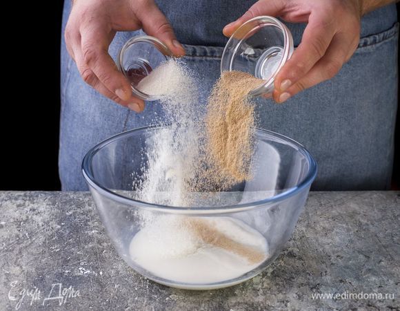 В теплом молоке растворите соль, сахар и дрожжи.