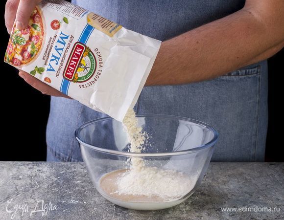 В полученную смесь добавьте муку для итальянской пиццы МAKFA.