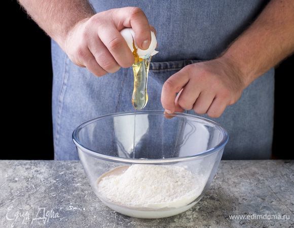 Добавьте яйцо, все перемешайте. Замесите тесто, накройте его полотенцем и оставьте на 1 час.