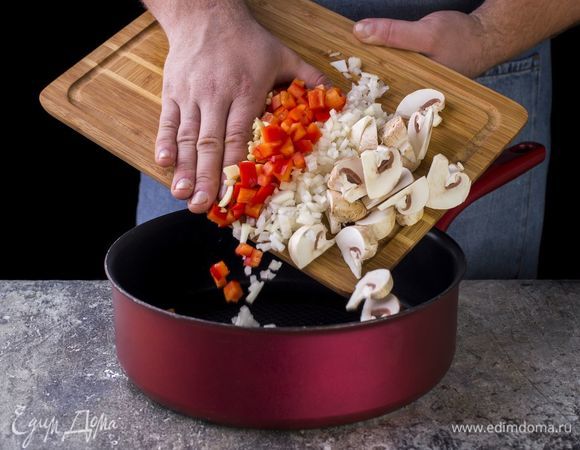 Обжарьте нарезанные овощи и грибы на оливковом масле в течение 2 минут до золотистого цвета.