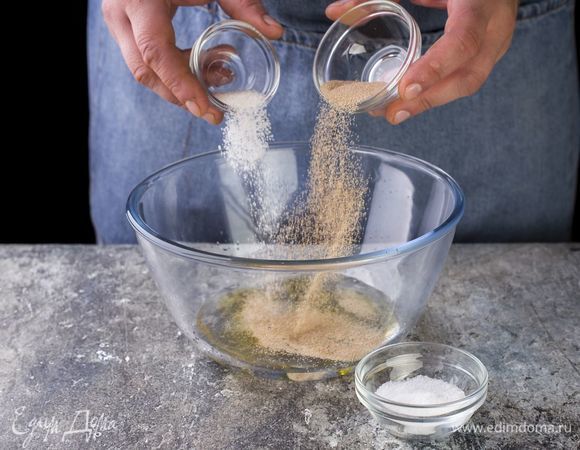 В теплой воде растворите дрожжи, сахар и соль, добавьте растительное масло.