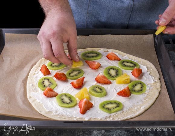 Сверху выложите нарезанные фрукты и ягоды.