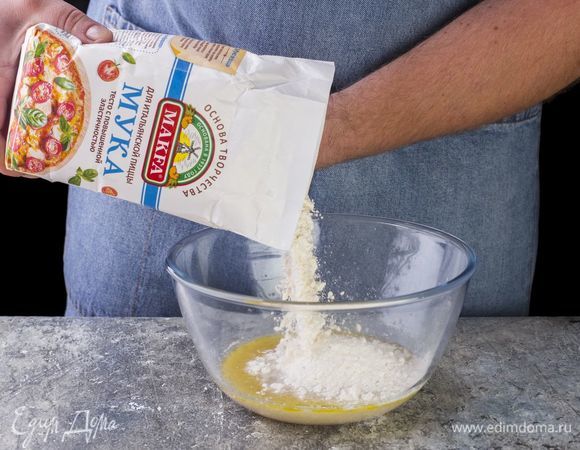 В полученную смесь добавьте муку для итальянской пиццы МAKFA. Замесите тесто, оставьте в теплом месте на 30 минут.