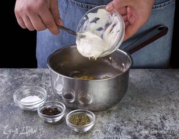 Разогрейте сотейник, положите сливочное масло, добавьте 50 г муки MAKFA для итальянской пиццы. Прогрейте 5 минут, затем введите сметану, быстро перемешайте венчиком, посолите, поперчите, добавьте специи.