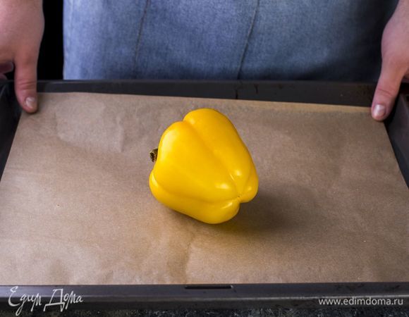 Болгарский перец отправьте в духовку, разогретую до 200°C, на 20 минут, остудите, очистите от семян и кожуры.<br />
 