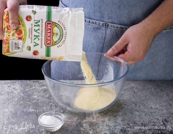 Муку для настоящих макарон МAKFA насыпьте в чашу, добавьте соль по вкусу.