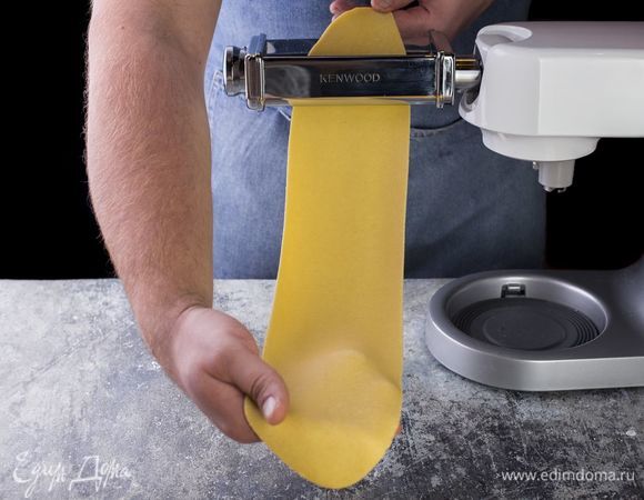 Раскатайте тесто в тонкий пласт при помощи кухонной машины до толщины 1,5–2 мм. Раскатанное тесто подсушите в течение 7–10 минут.