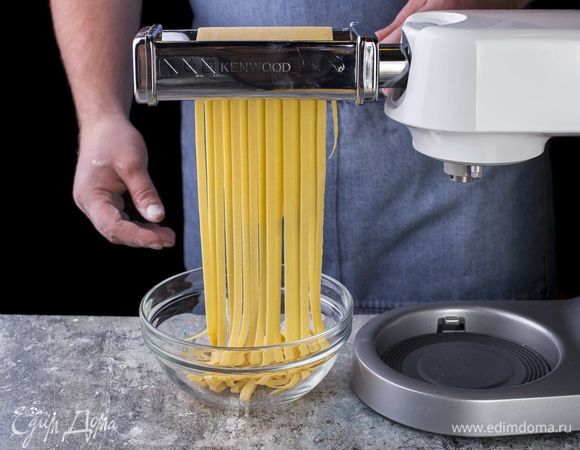 Используя кухонную машину с насадкой для феттучине, нарежьте тесто нужной формы и длины.