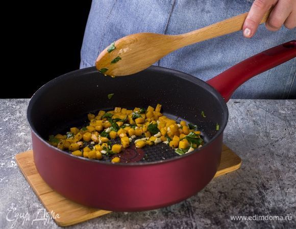 В сотейнике разогрейте оливковое масло, положите тыкву и потомите 5 минут. Добавьте к тыкве измельченные петрушку и чеснок.