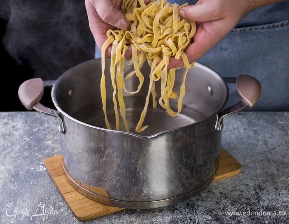 Пасту отварите до состояния альденте.