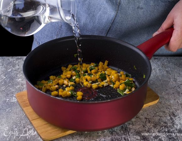 Немного потомите на огне, затем добавьте 100 мл воды (желательно, той, в которой варилась паста) и тушите тыкву на среднем огне до мягкости.