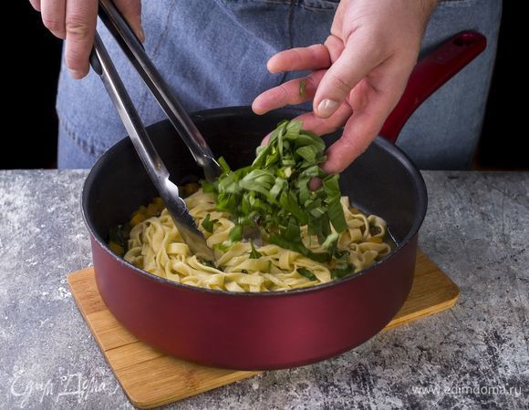 Выложите готовую пасту в сотейник, добавьте базилик, перемешайте.