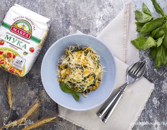 Готовую пасту посыпьте тертым пармезаном.