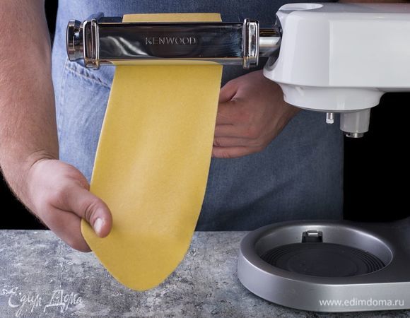 Раскатайте тесто в тонкий пласт при помощи кухонной машины или вручную скалкой.<br />
Толщина пласта должна быть 1,5–2 мм. Нарежьте его на прямоугольные полоски длиной, соответствующей емкости для выпекания.<br />
 