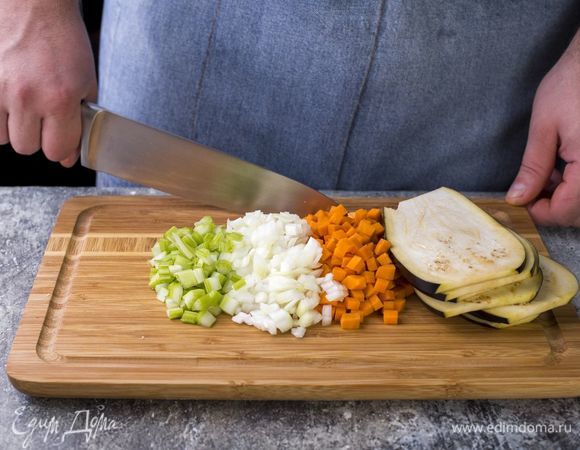 Баклажаны нарежьте слайсами, лук, морковь и сельдерей — мелким кубиком.