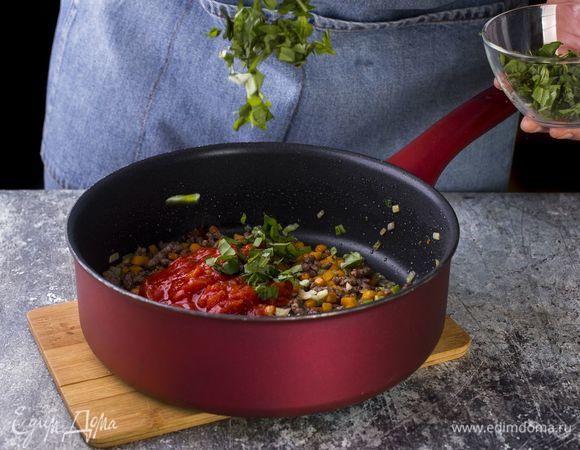 Добавьте томаты, рубленый чеснок, базилик, соль, перец и прованские травы.<br />
 